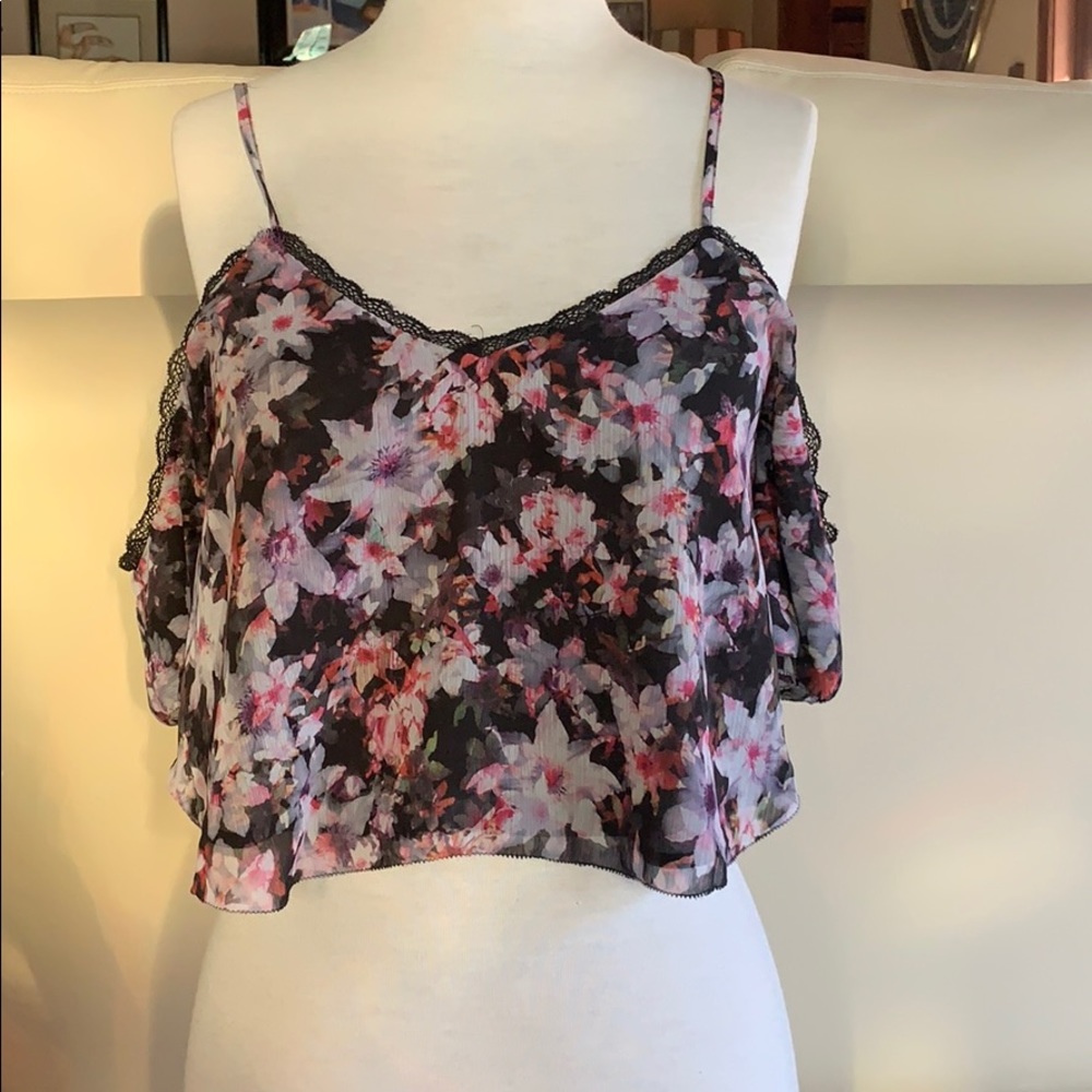 Open shoulder floral print crop top.